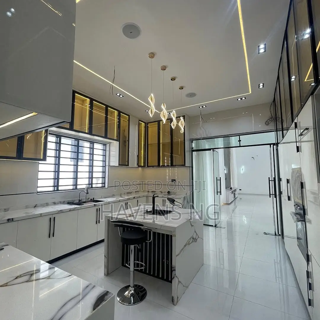5bdrm Duplex in Chevron for sale in Chevron