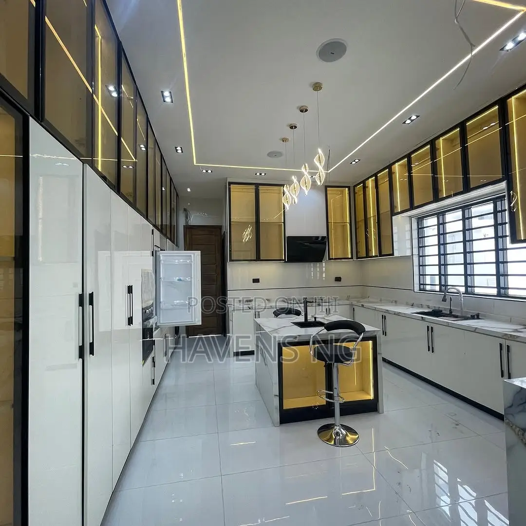 5bdrm Duplex in Chevron for sale in Chevron