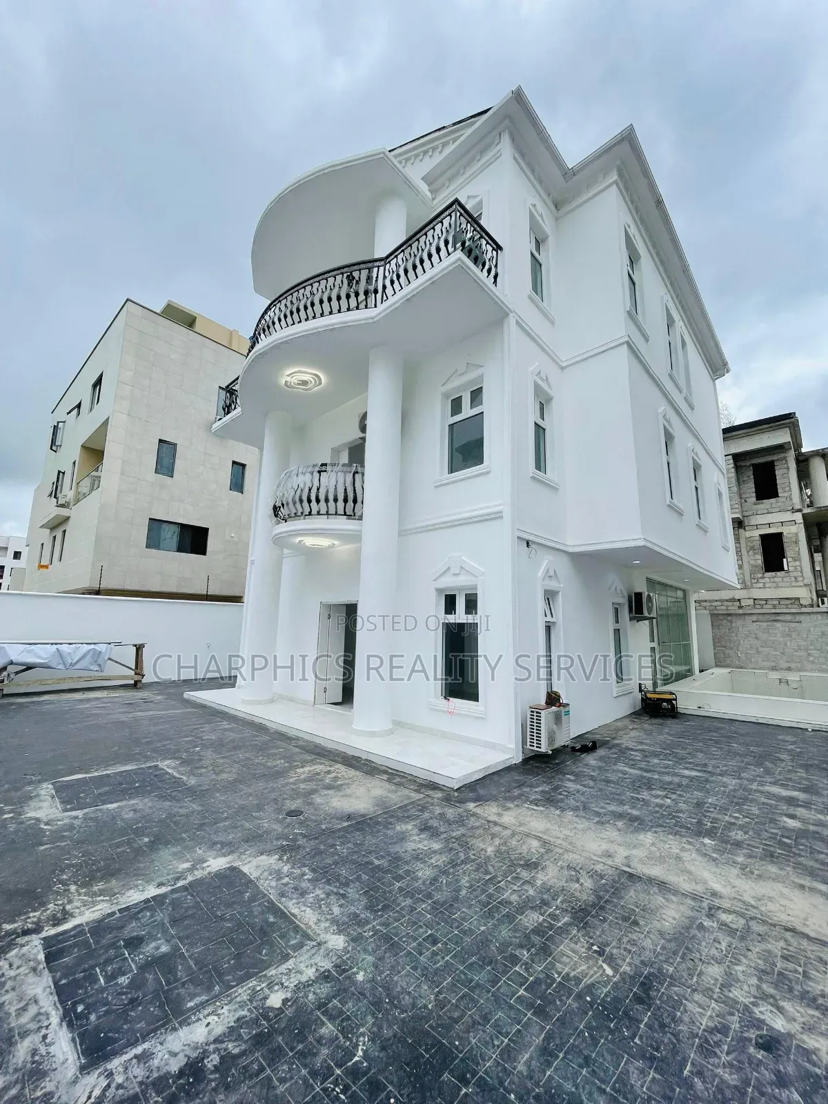 4bdrm Duplex in Banana Island for sale in Banana Island