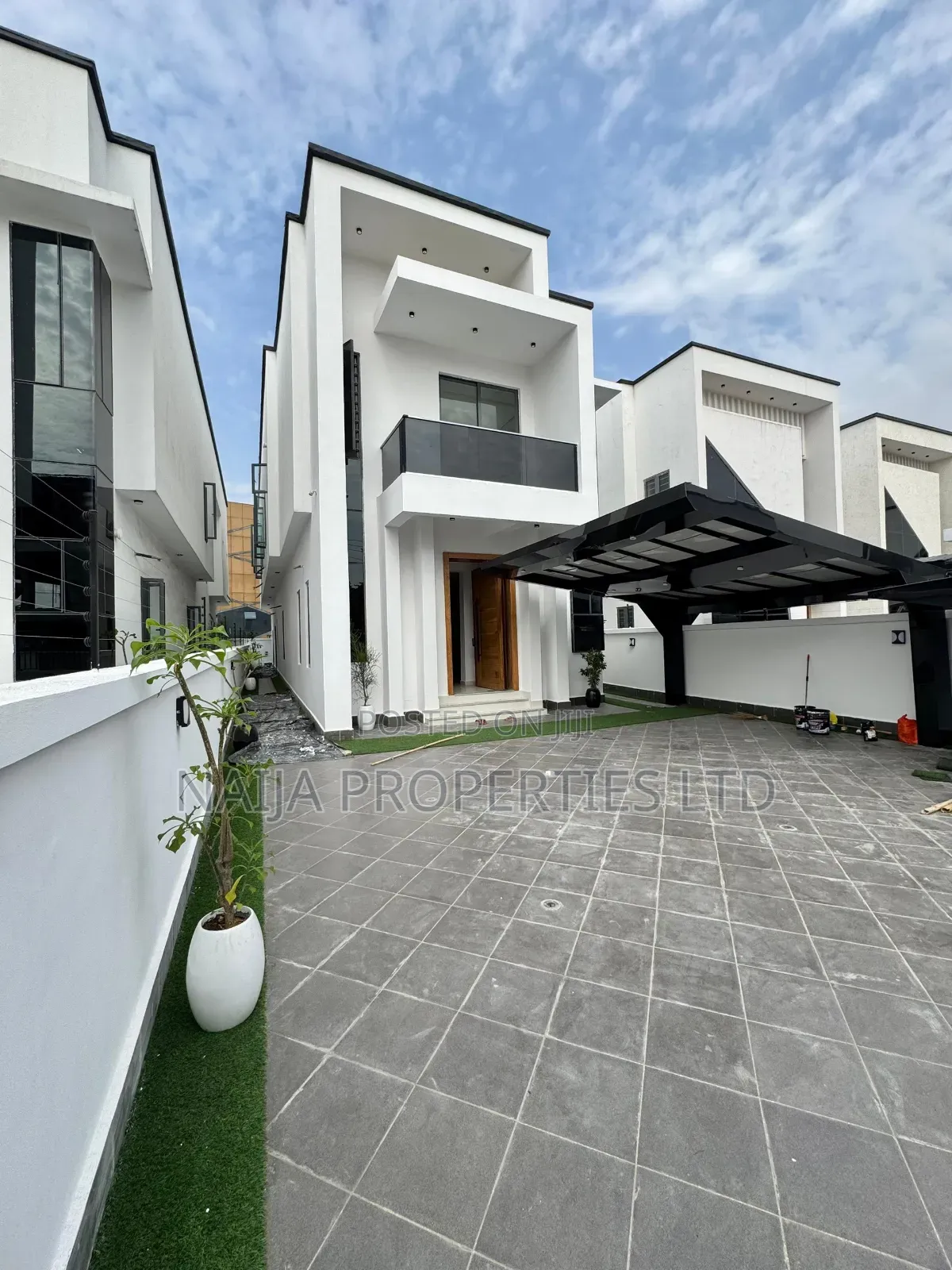 5bdrm Duplex in Chevron, Lekki for sale in Lekki