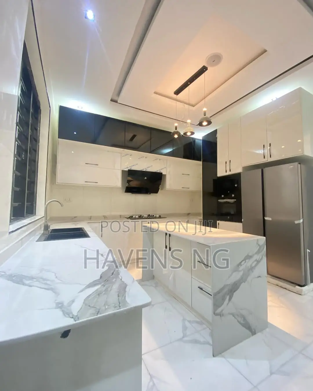 5bdrm Duplex in Chevron for sale in Chevron