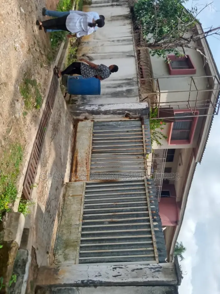 3bdrm Block of Flats in Abayomi Akinmosa, Idishin for sale in Idishin