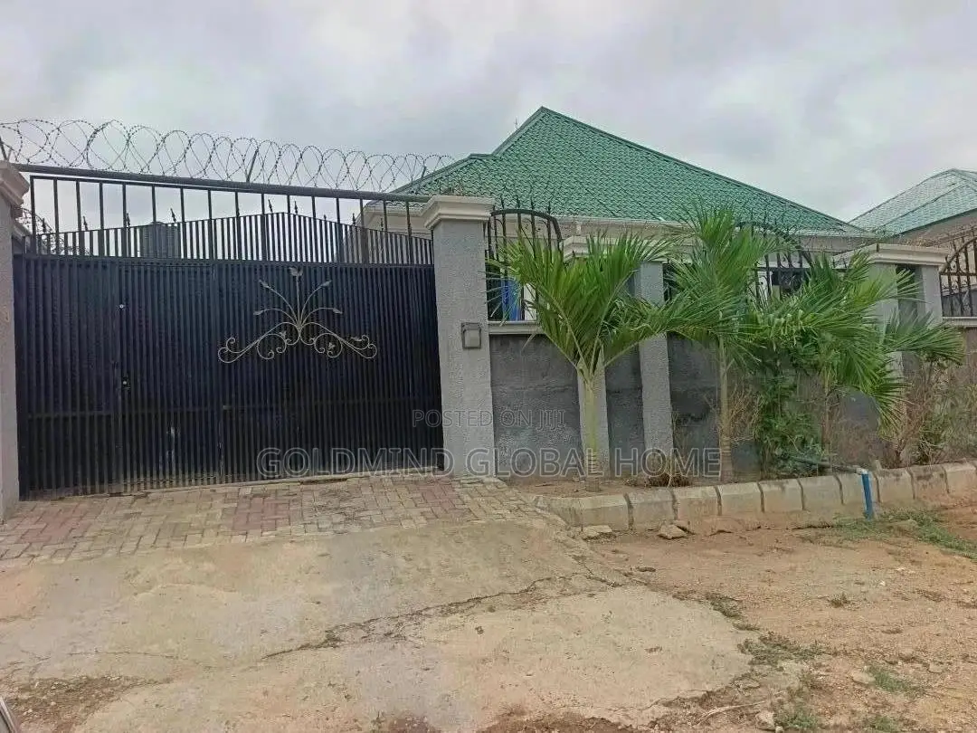 3bdrm Bungalow in Lugbe Aiport Road for sale in Sabon Lugbe