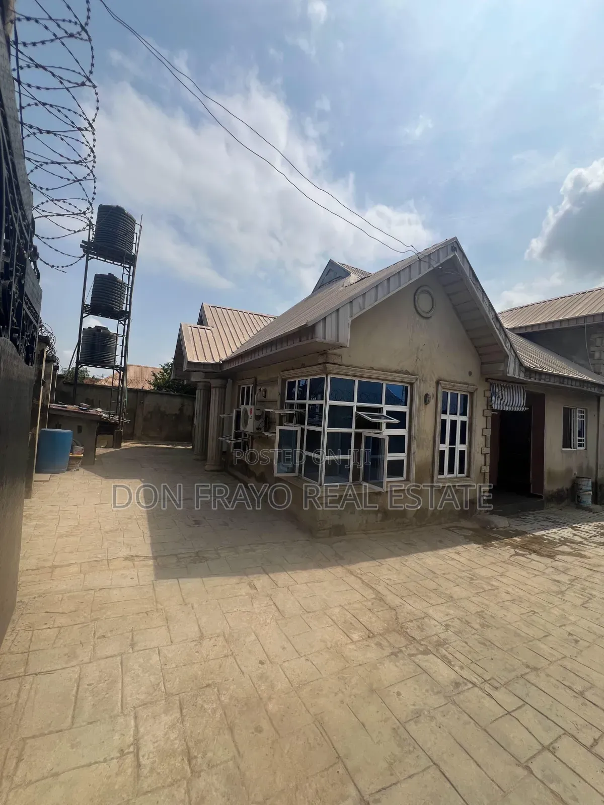 7bdrm Block of Flats in Ogungbade Old Ife Rd, Ibadan for sale in Ibadan
