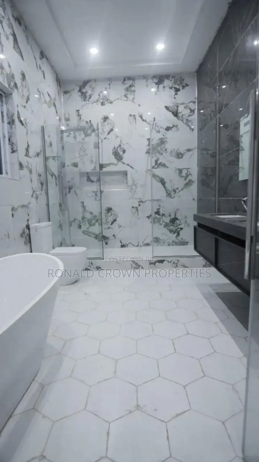 5bdrm Duplex in Lekki Phase 1 for sale in Lekki Phase 1