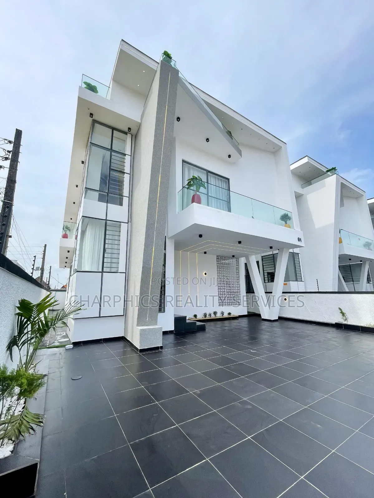 5bdrm Duplex in Idado for sale in Idado