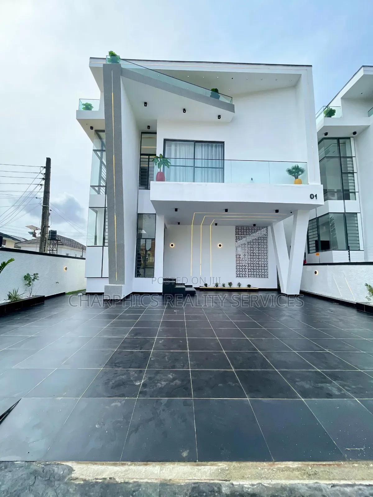 5bdrm Duplex in Idado for sale in Idado