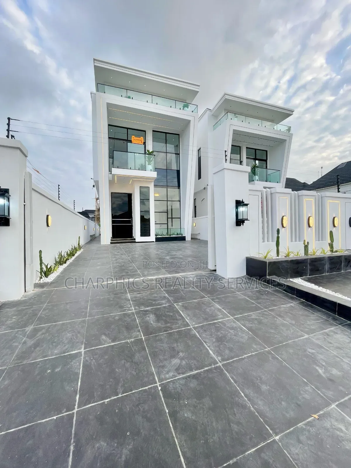 5bdrm Duplex in Chevron for sale in Chevron
