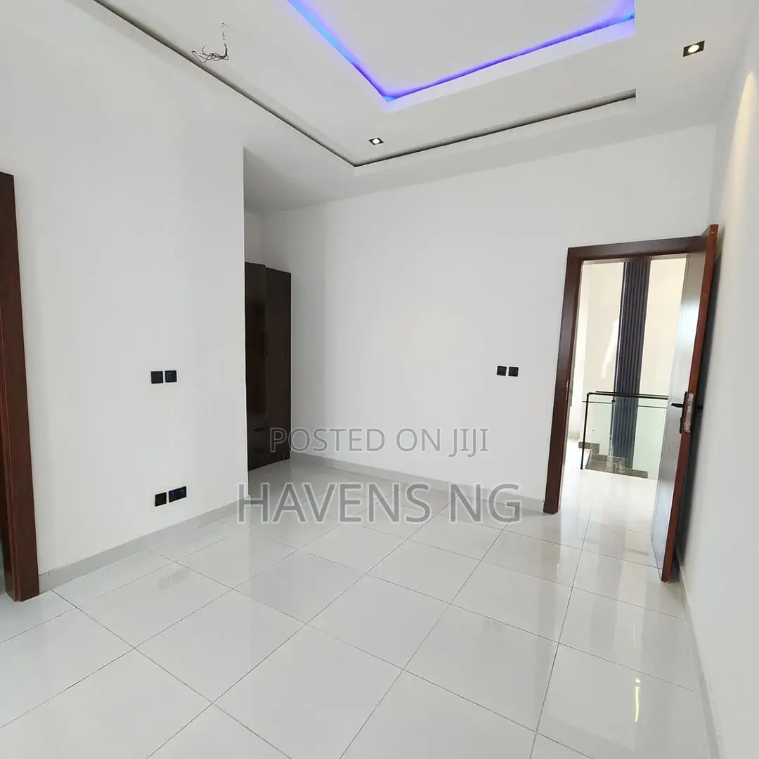 5bdrm Duplex in Lekki Phase 1 for sale in Lekki Phase 1