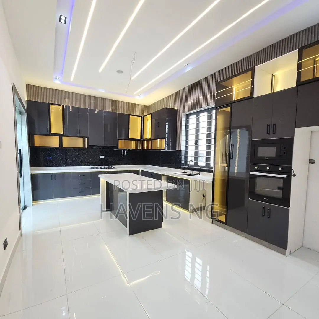 5bdrm Duplex in Lekki Phase 1 for sale in Lekki Phase 1