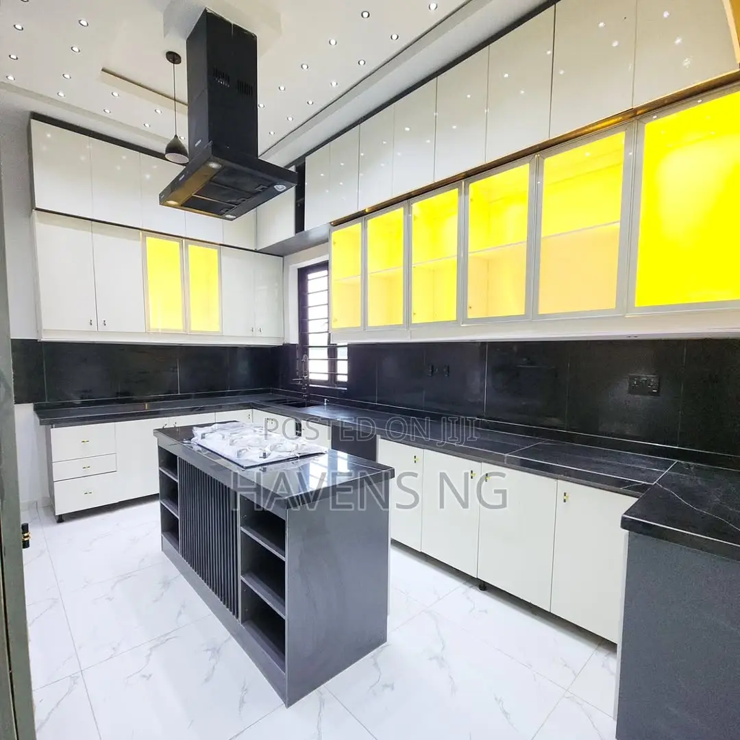 5bdrm Duplex in Lekki Phase 1 for sale in Lekki Phase 1