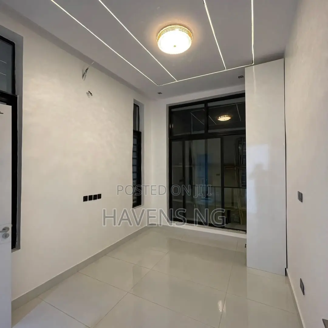 5bdrm Duplex in Chevron for sale in Chevron