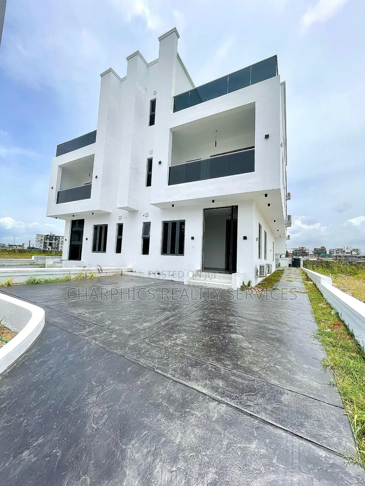 5bdrm Duplex in Ikate for sale in Ikate