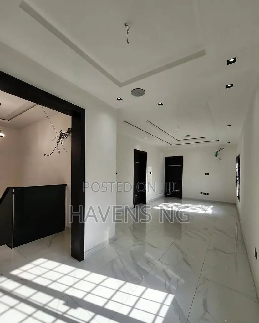 5bdrm Duplex in Lekki Phase 1 for sale in Lekki Phase 1