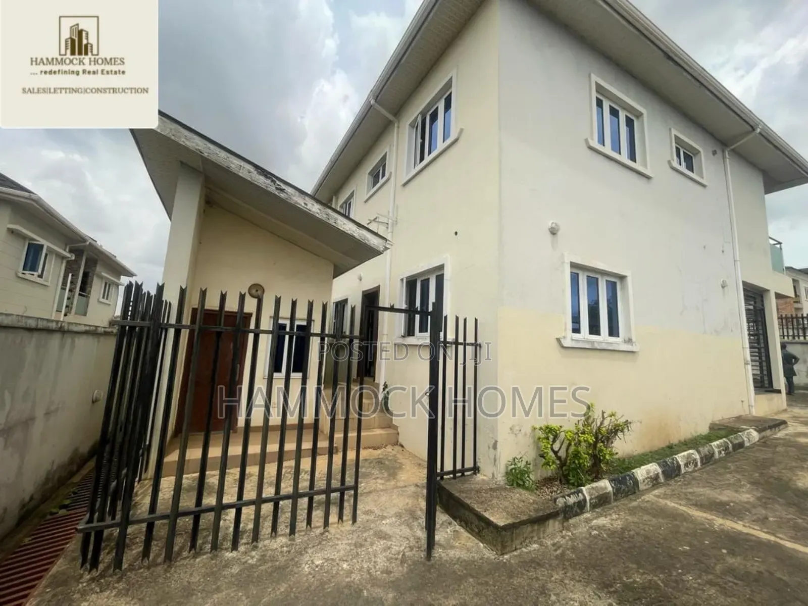 9bdrm Duplex in Alalubosa Gra for sale in Alalubosa