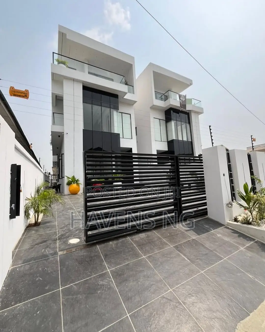 5bdrm Duplex in Idado for sale in Idado
