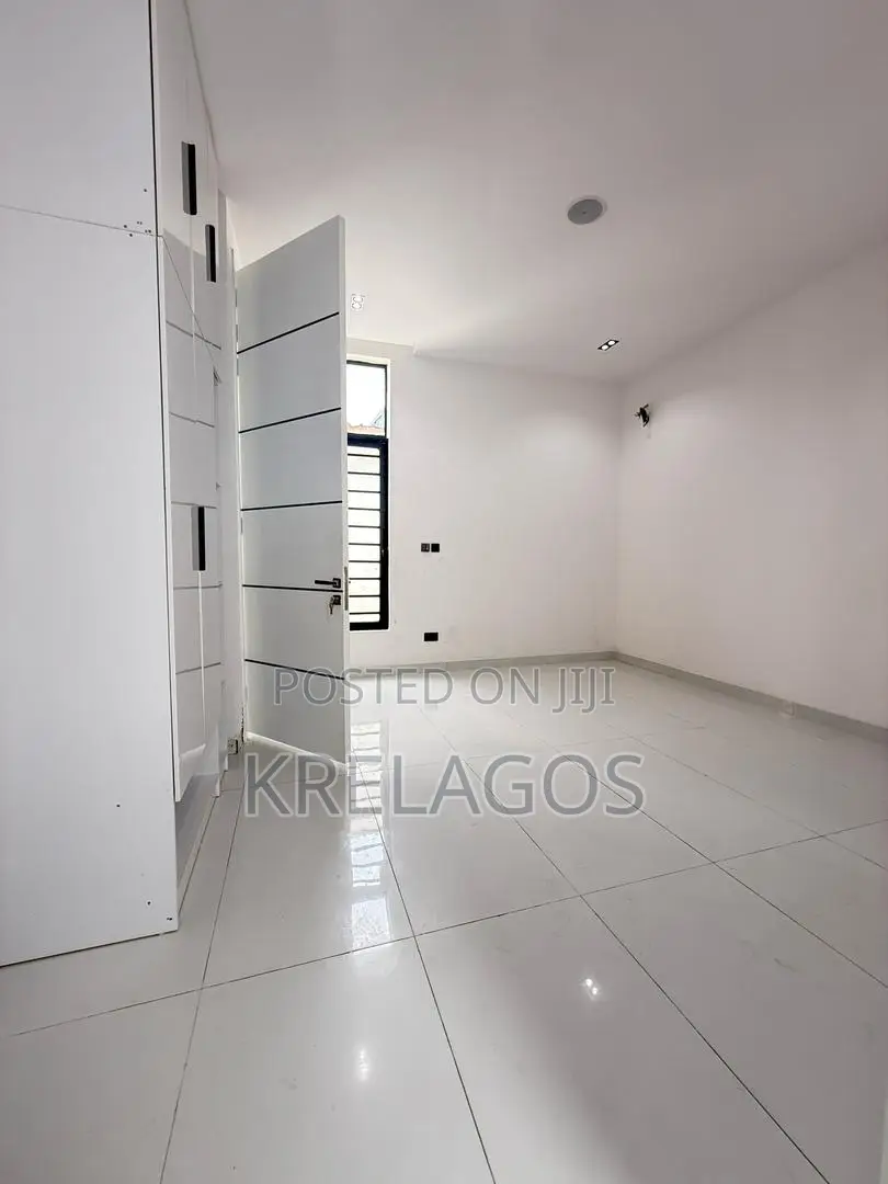 5bdrm Duplex in Ikota for sale in Ikota