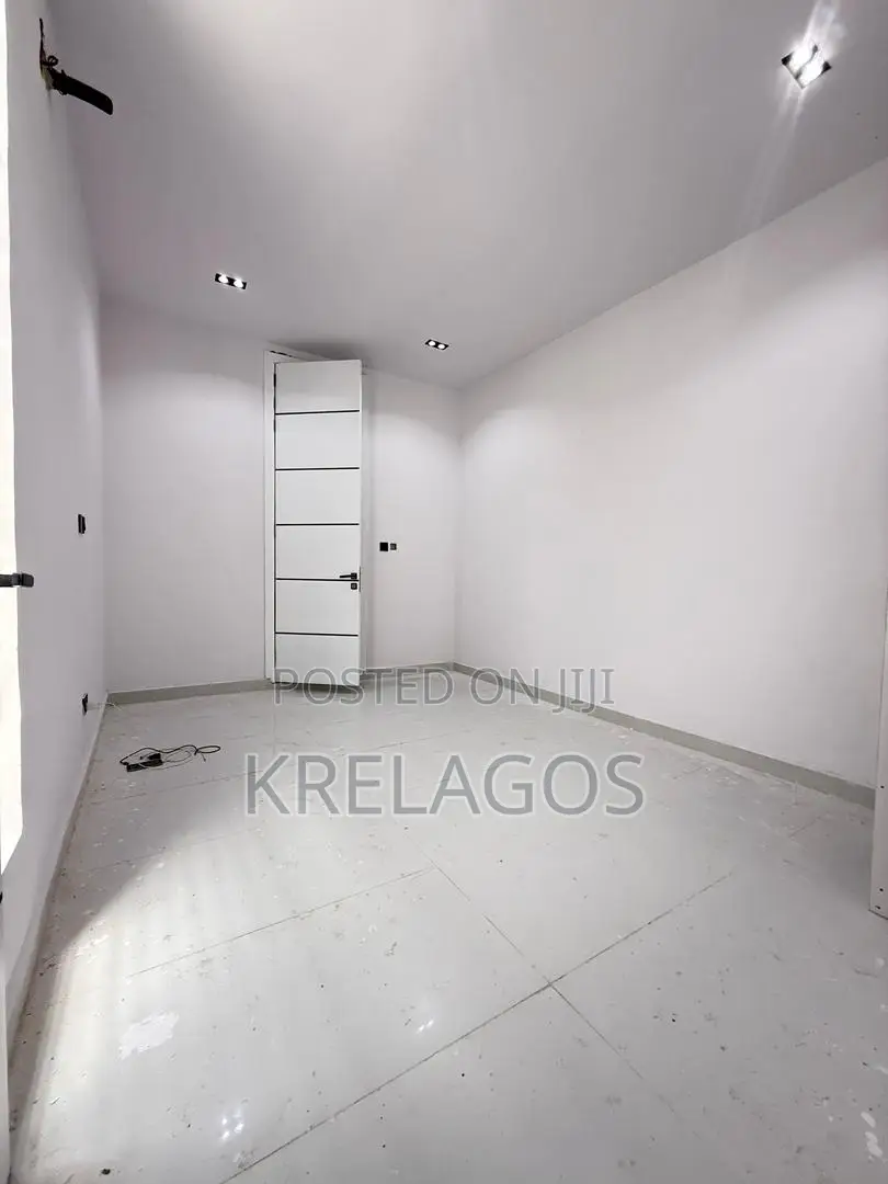 5bdrm Duplex in Ikota for sale in Ikota