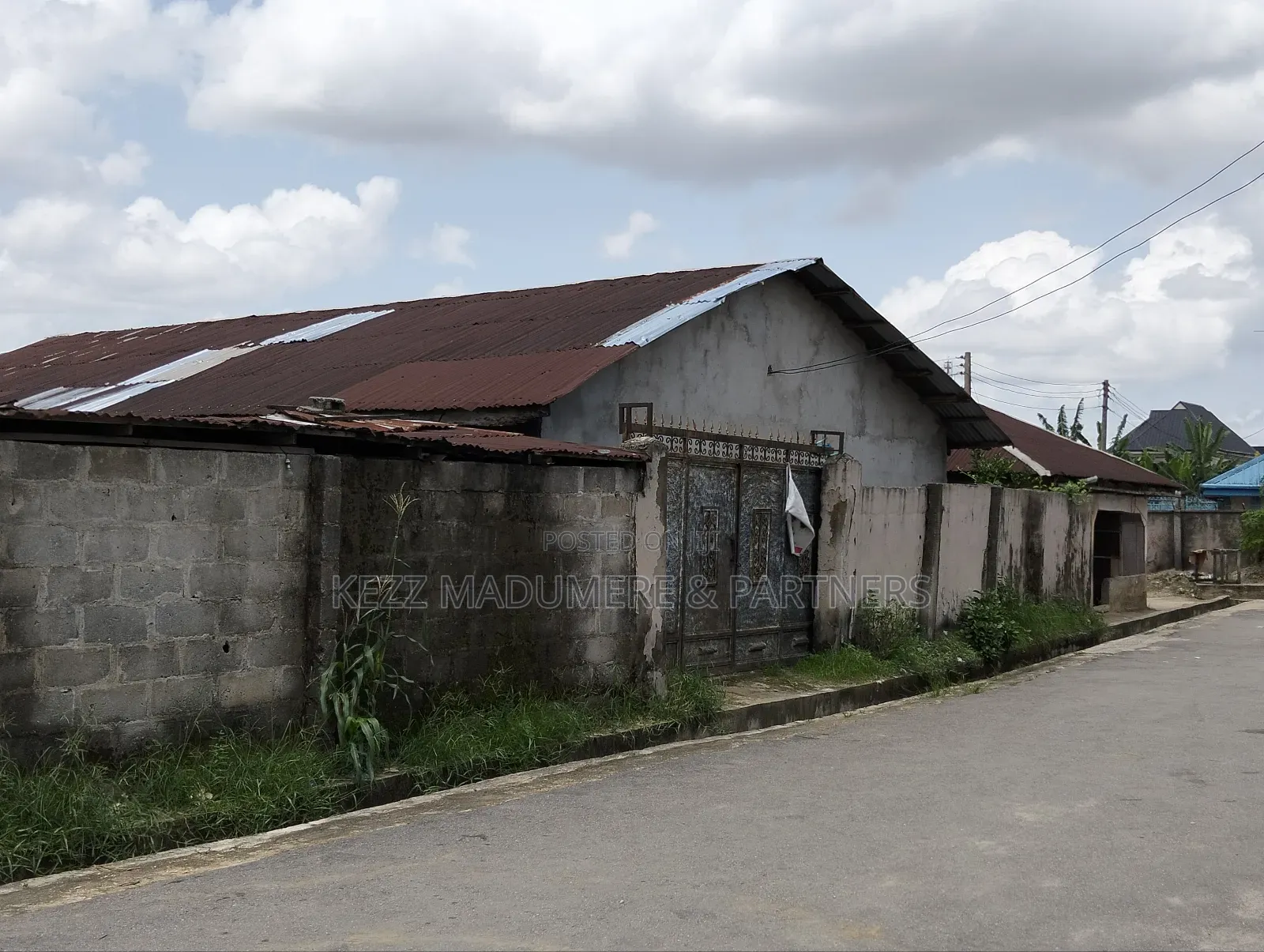10bdrm Bungalow in Ehi Road , Aba ,Abia for sale in Aba North