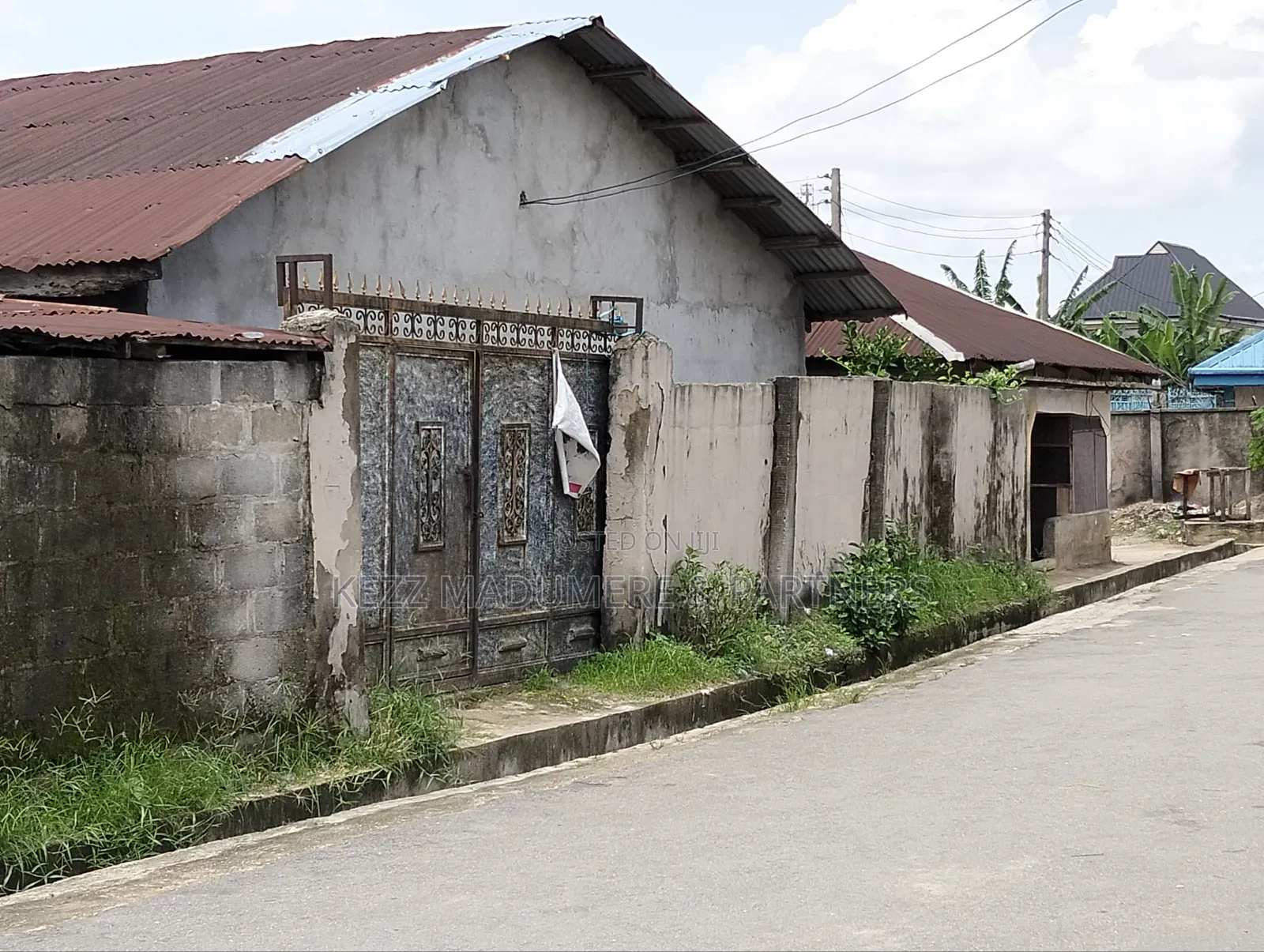 10bdrm Bungalow in Ehi Road , Aba ,Abia for sale in Aba North