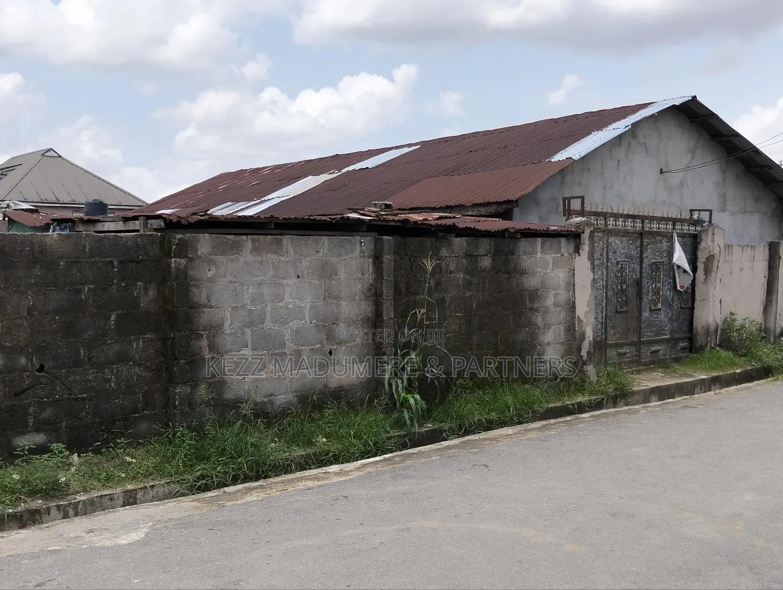 10bdrm Bungalow in Ehi Road , Aba ,Abia for sale in Aba North