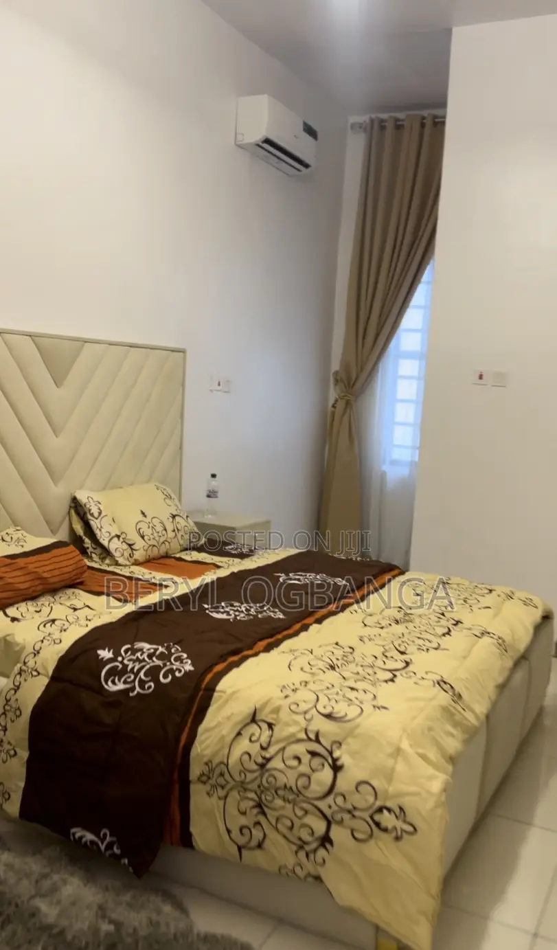 Weekly Room Per Week With 24hrs Light,Wi-Fi and Pool in Lekki Phase 2