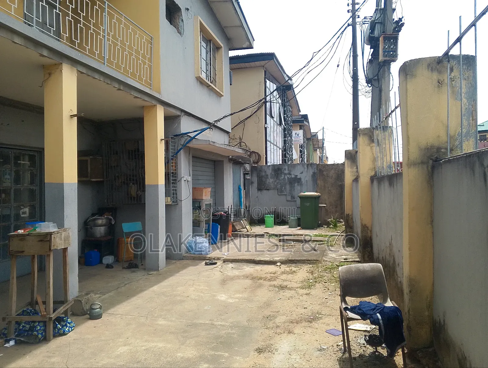Story Building of 5edroom Each Up /Down in Ogunlana