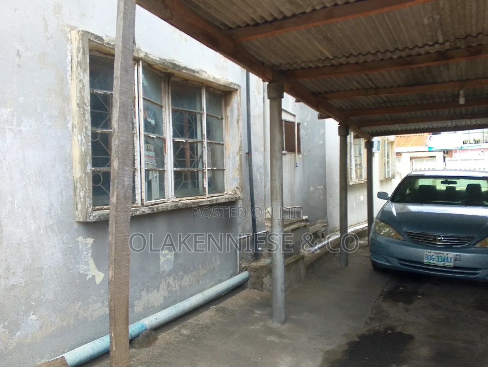 Story Building of 5edroom Each Up /Down in Ogunlana