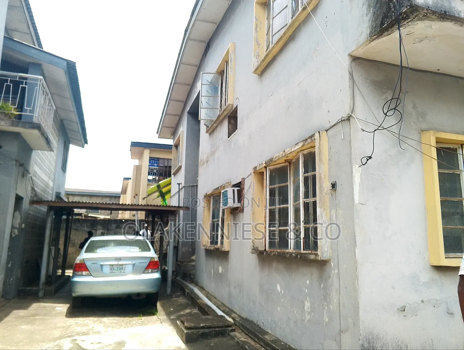 Story Building of 5edroom Each Up /Down in Ogunlana