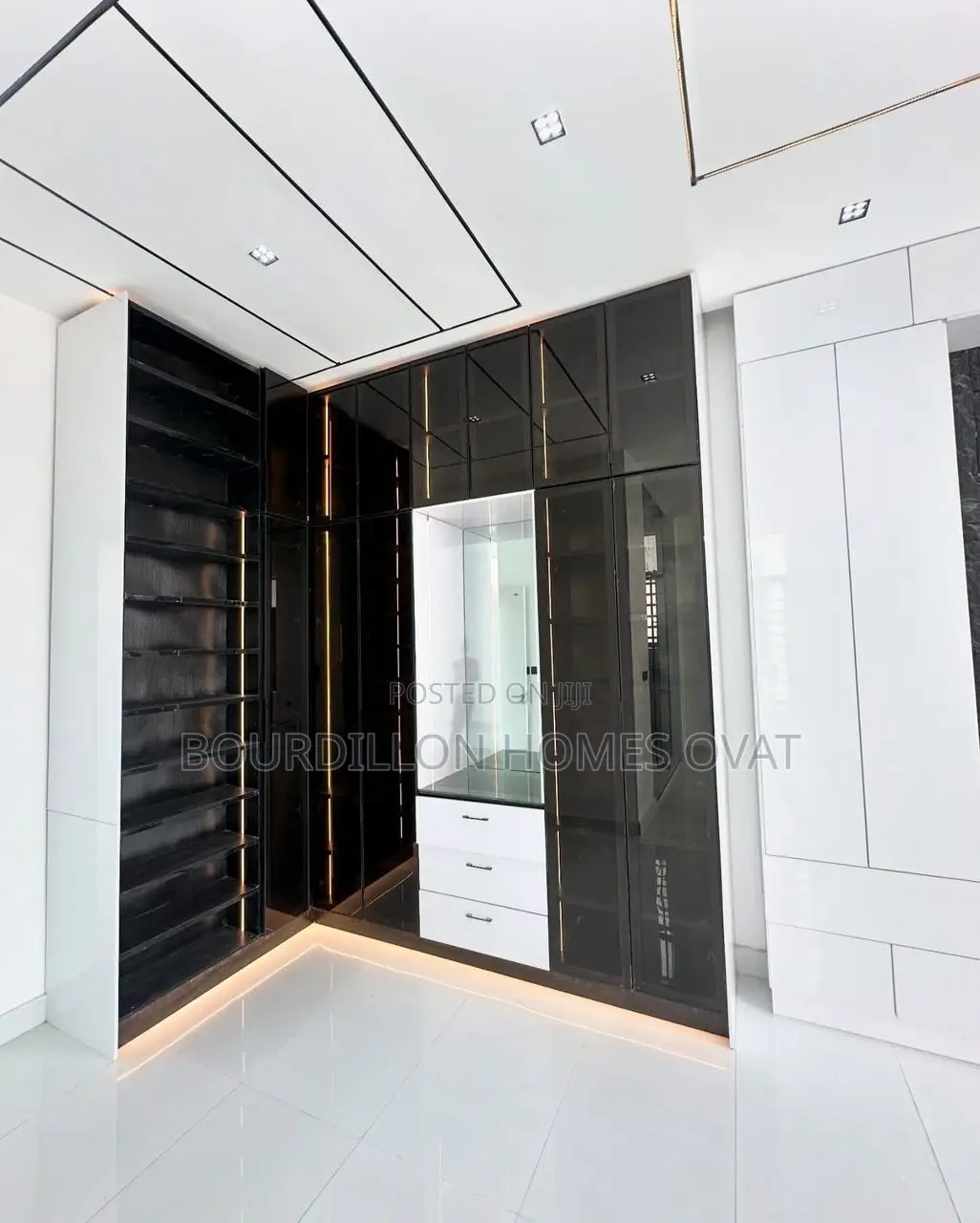 5bdrm Duplex in Chevron for sale in Chevron