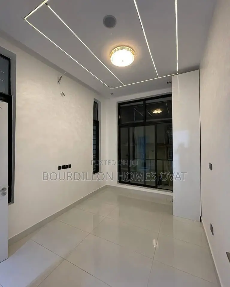 5bdrm Duplex in Chevron for sale in Chevron