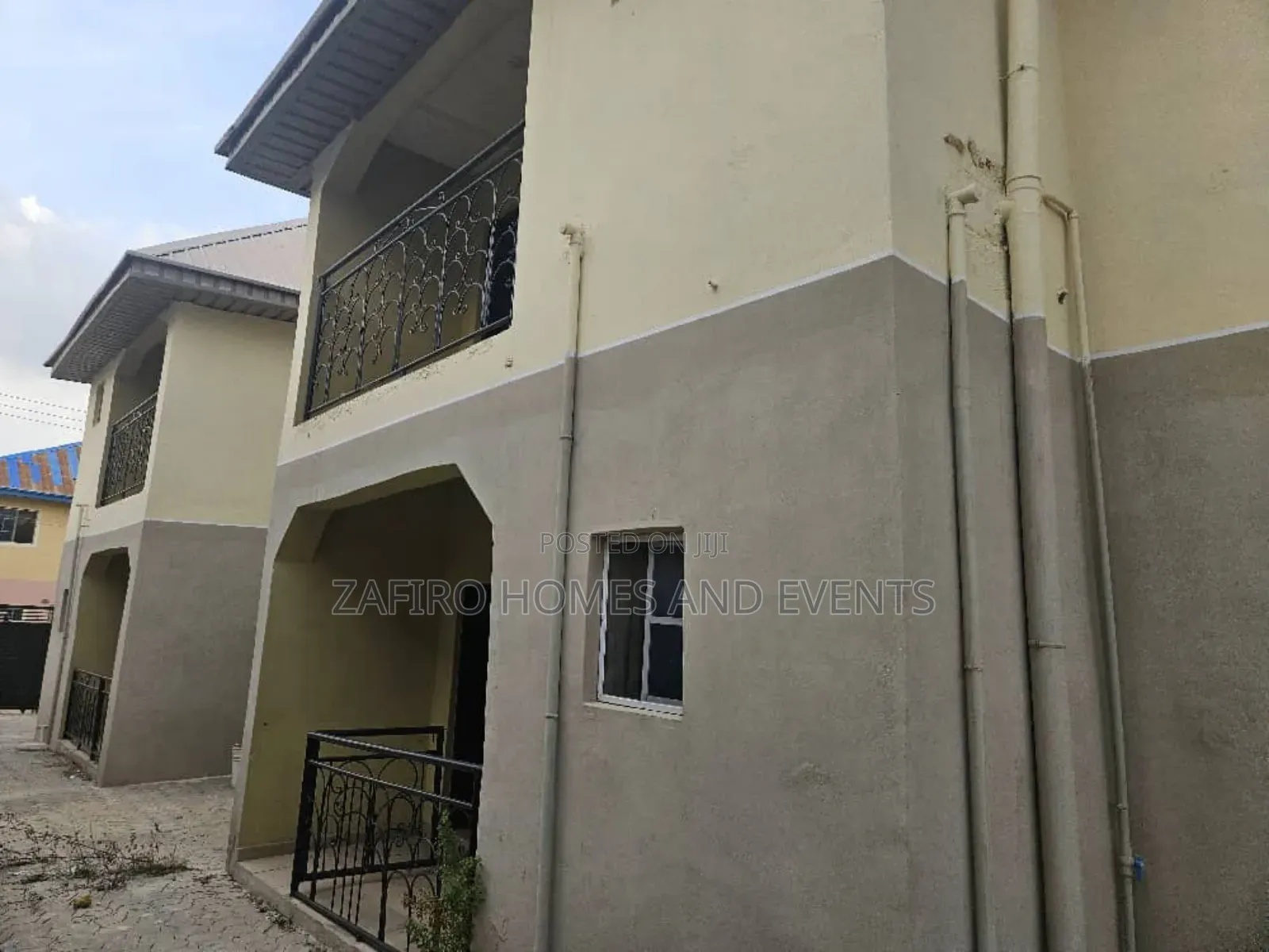 12bdrm Apartment in Akuru, Elebu Off, Ibadan for sale in Ibadan