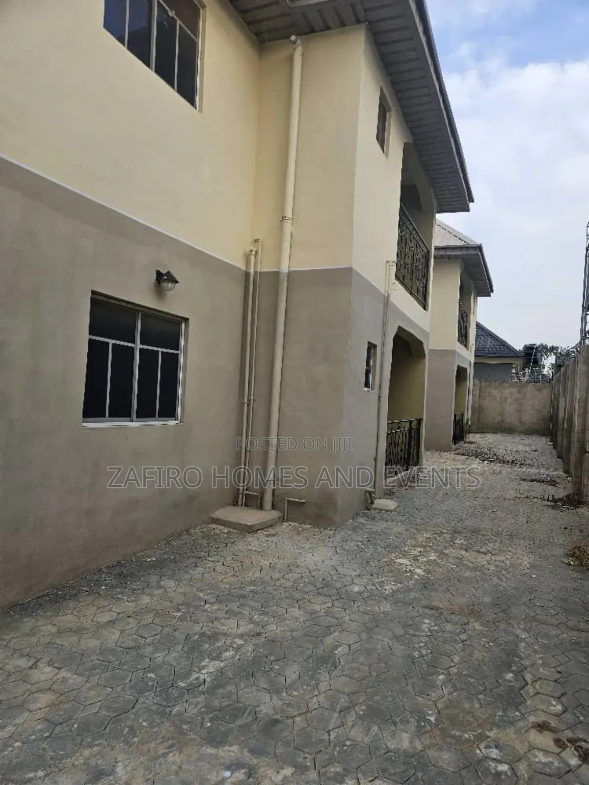 12bdrm Apartment in Akuru, Elebu Off, Ibadan for sale in Ibadan