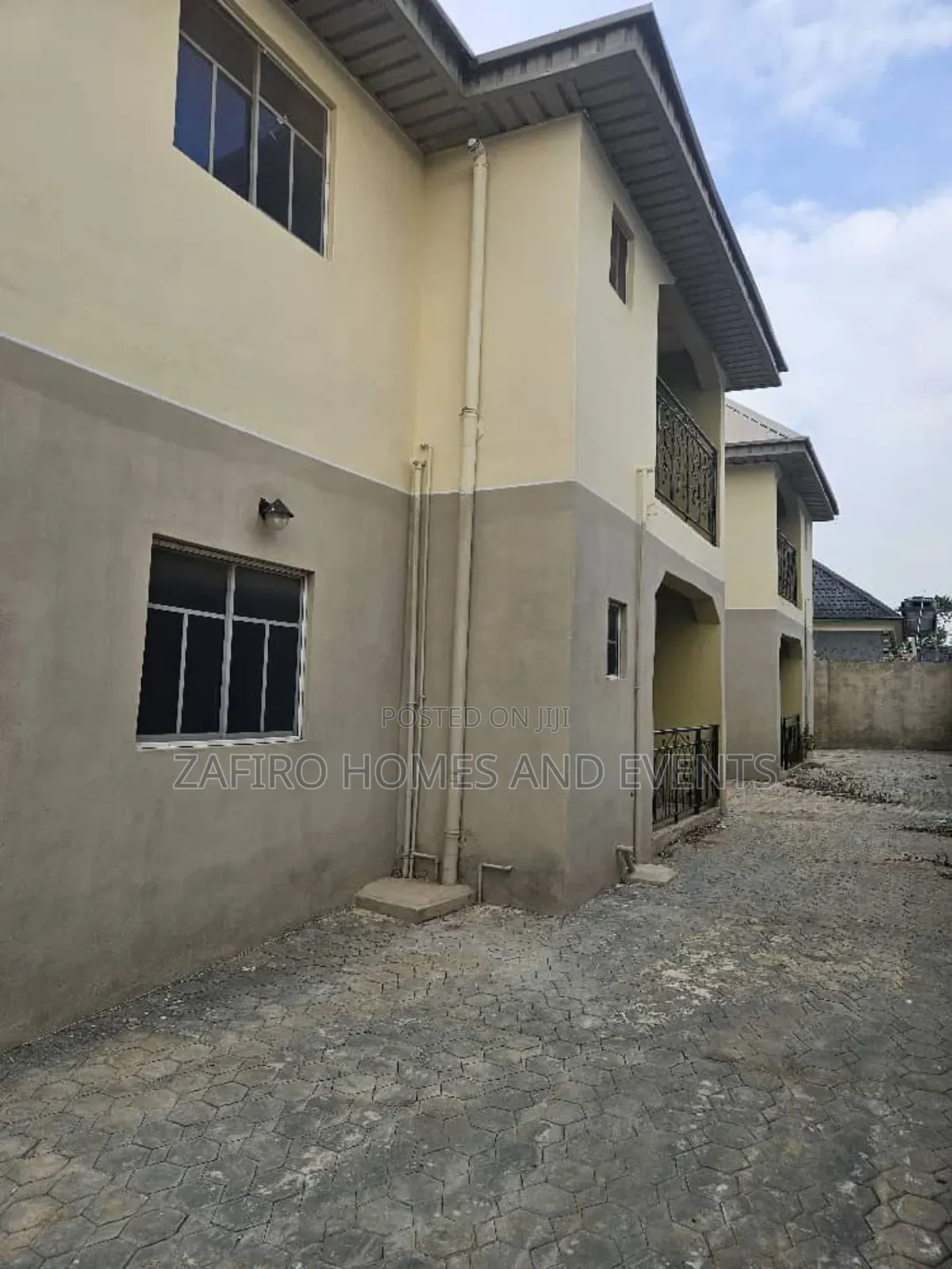 12bdrm Apartment in Akuru, Elebu Off, Ibadan for sale in Ibadan