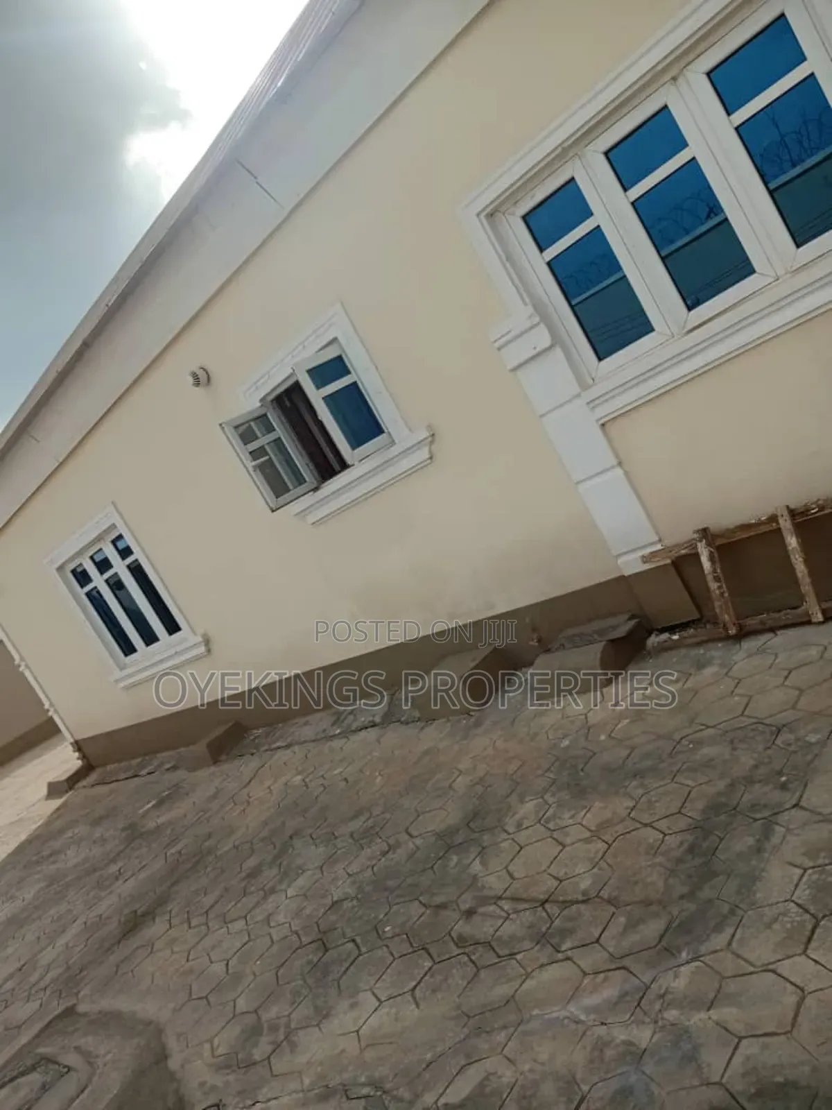 12bdrm Block of Flats in Mogana, Akala Express for sale in Akala Express
