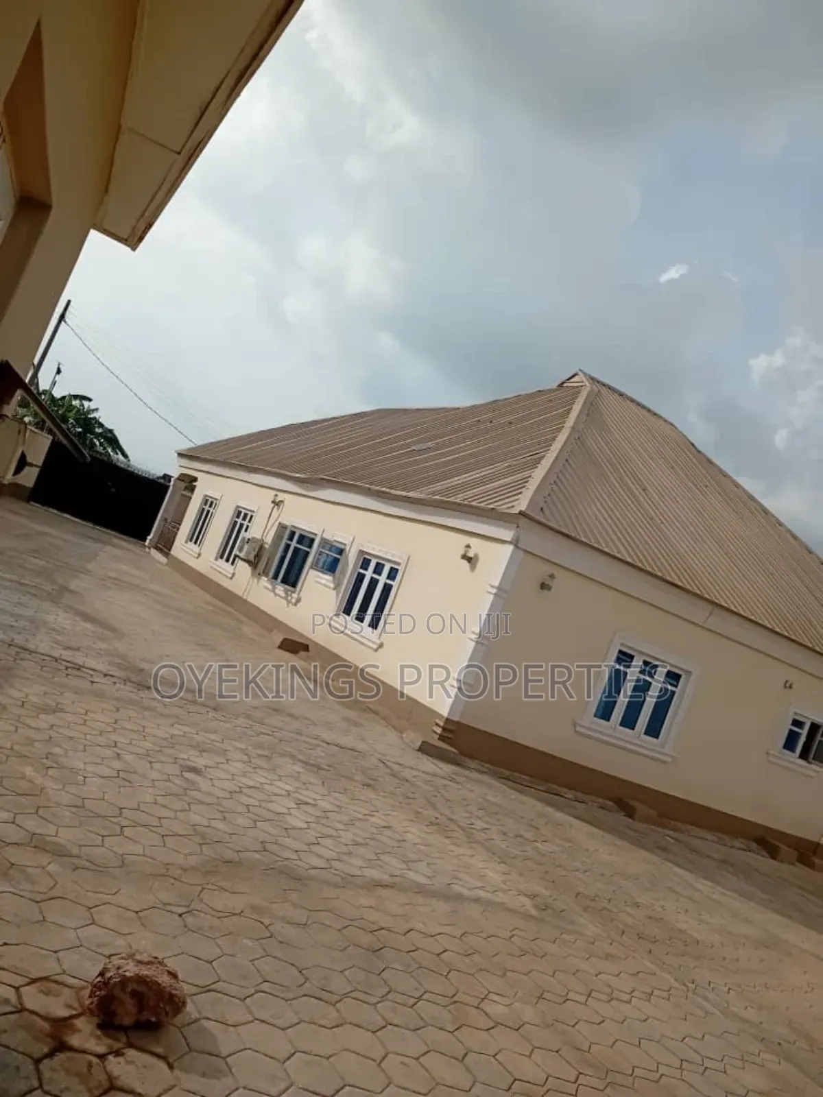 12bdrm Block of Flats in Mogana, Akala Express for sale in Akala Express