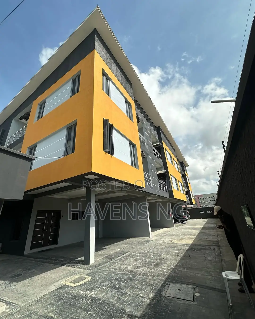 4bdrm Duplex in Chevron for sale in Chevron