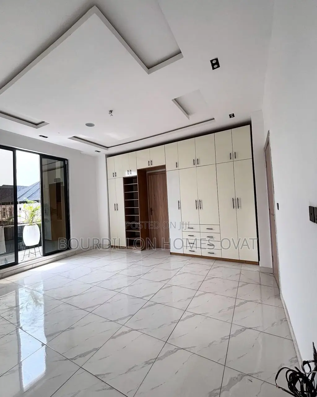 5bdrm Duplex in Chevron for sale in Chevron