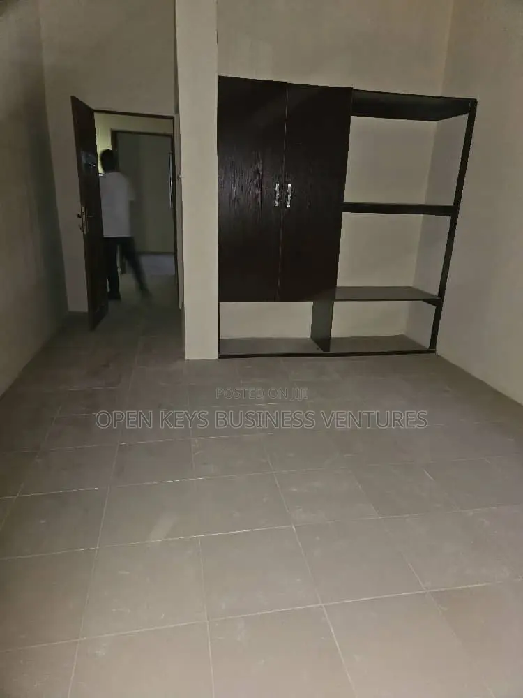 3bdrm Block of Flats in Yidi Elebu, Akala Express for sale in Akala Express