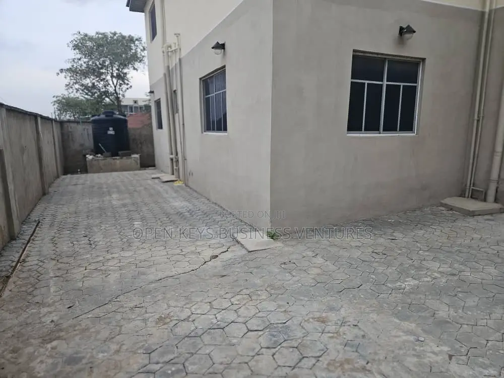 3bdrm Block of Flats in Yidi Elebu, Akala Express for sale in Akala Express