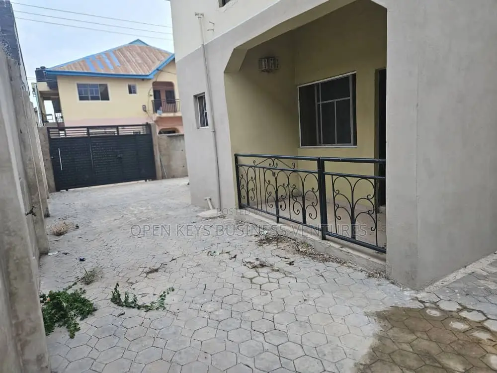 3bdrm Block of Flats in Yidi Elebu, Akala Express for sale in Akala Express