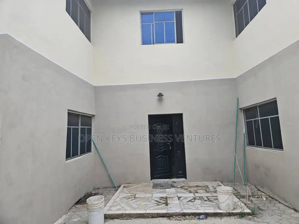 3bdrm Block of Flats in Yidi Elebu, Akala Express for sale in Akala Express