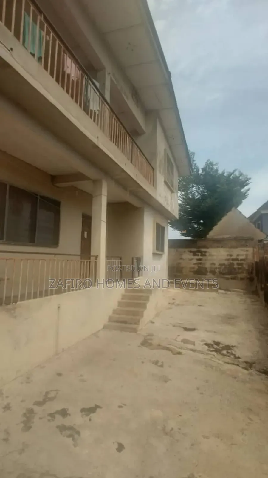 12bdrm Block of Flats in Adeoya Est, Iyana, Ibadan for sale in Ibadan