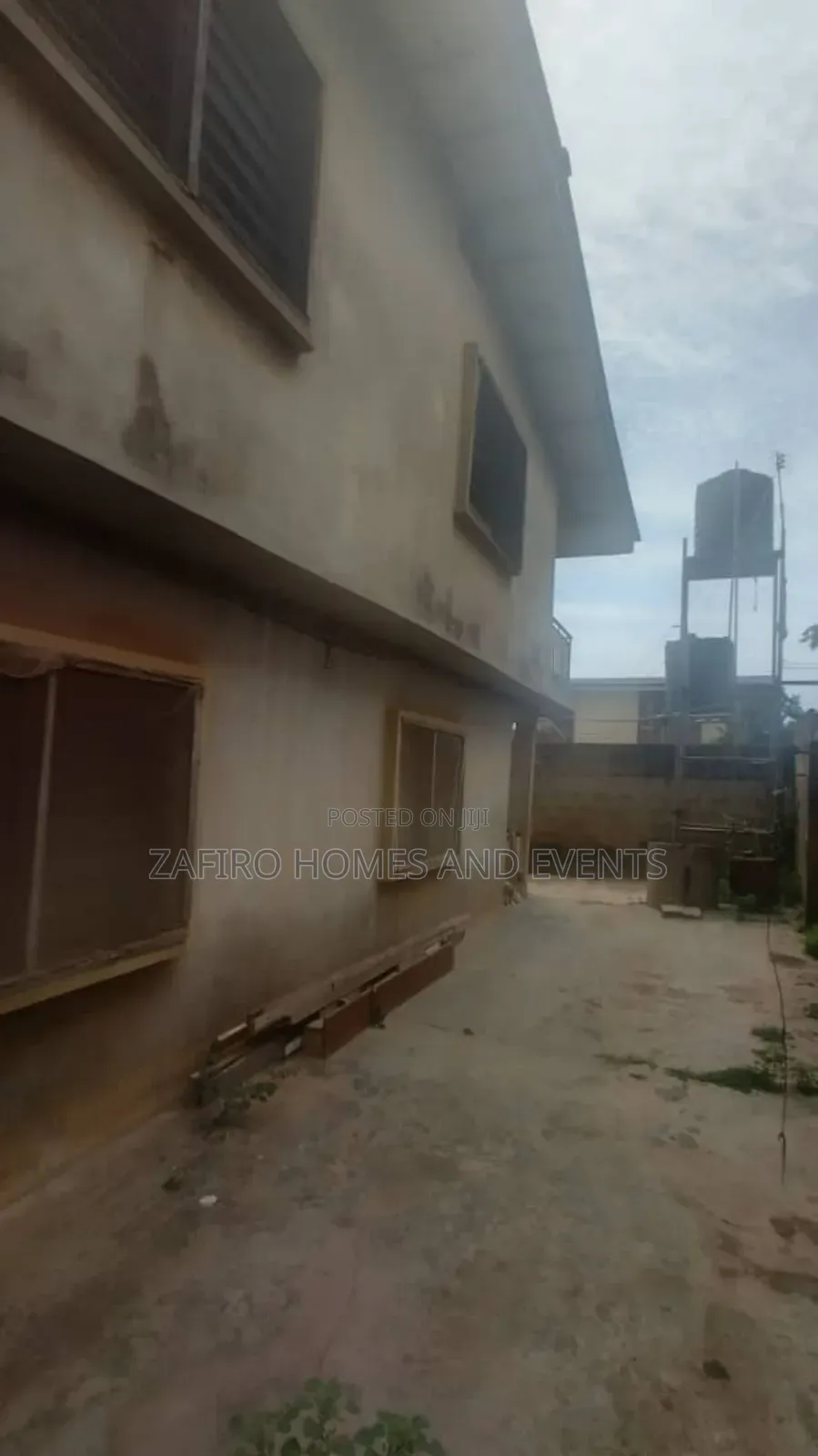 12bdrm Block of Flats in Adeoya Est, Iyana, Ibadan for sale in Ibadan