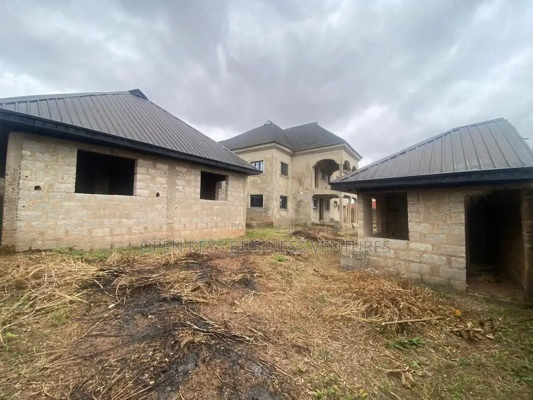 6bdrm Duplex in Ekerin, Ologuneru for sale in Ologuneru