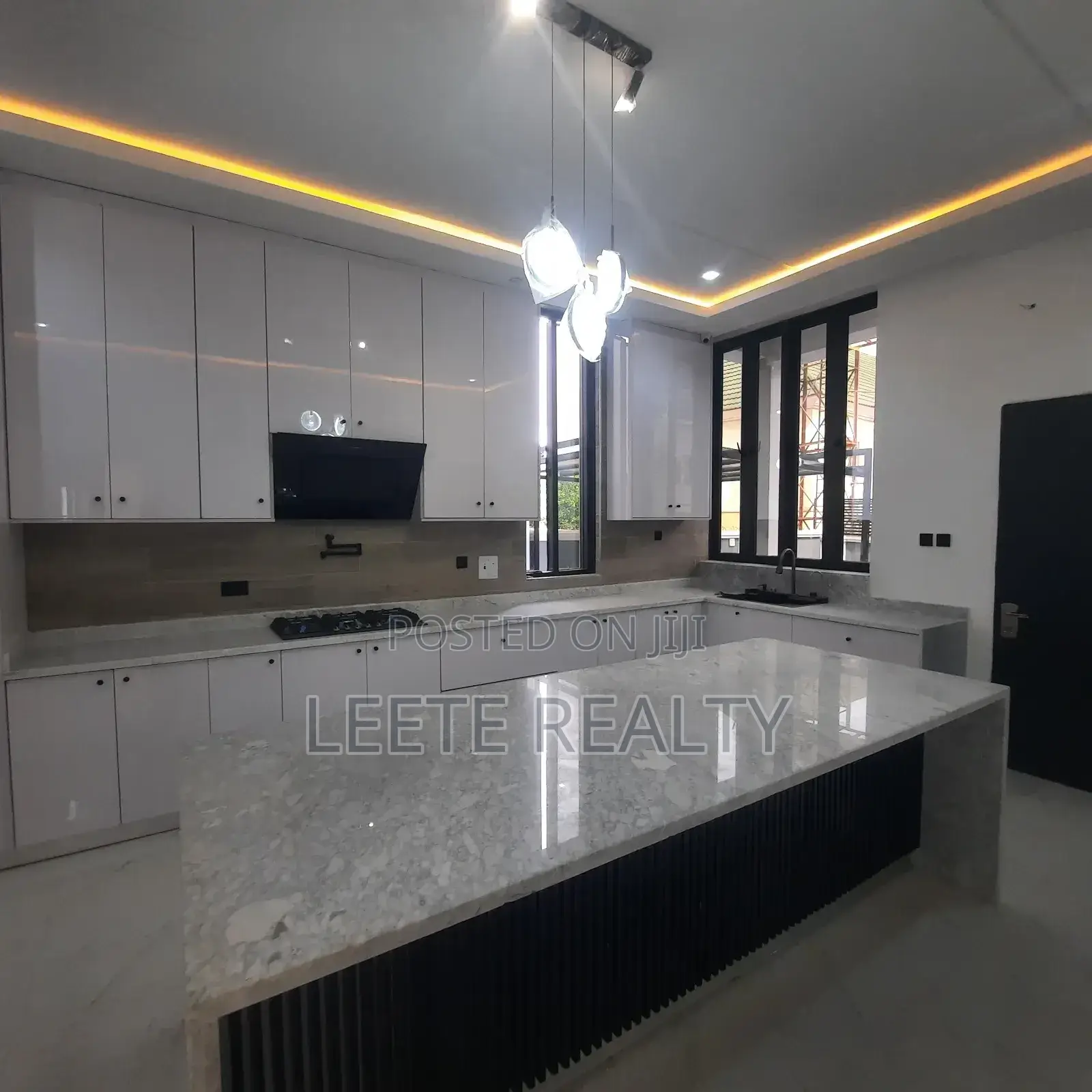 5bdrm Duplex in Apo Resettlement for sale in Apo Resettlement