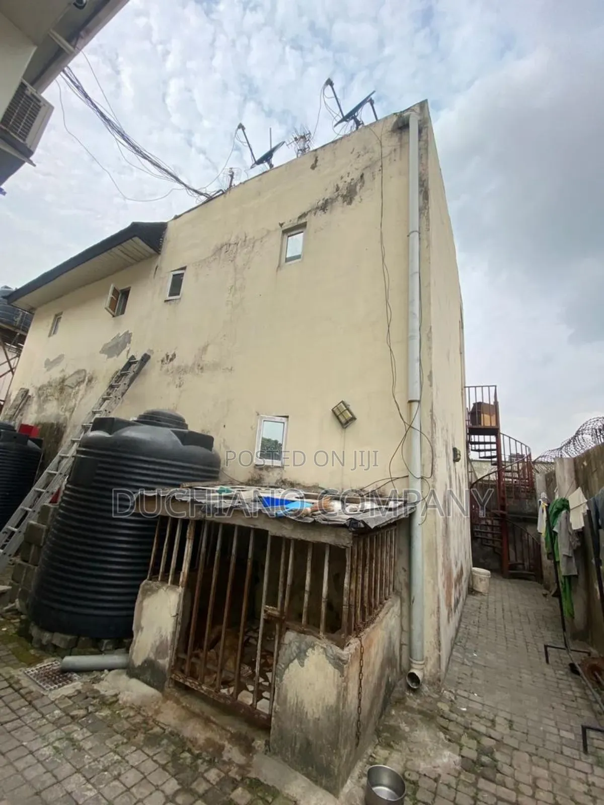 16bdrm Townhouse/Terrace in Adeola Odeku for sale in Adeola Odeku