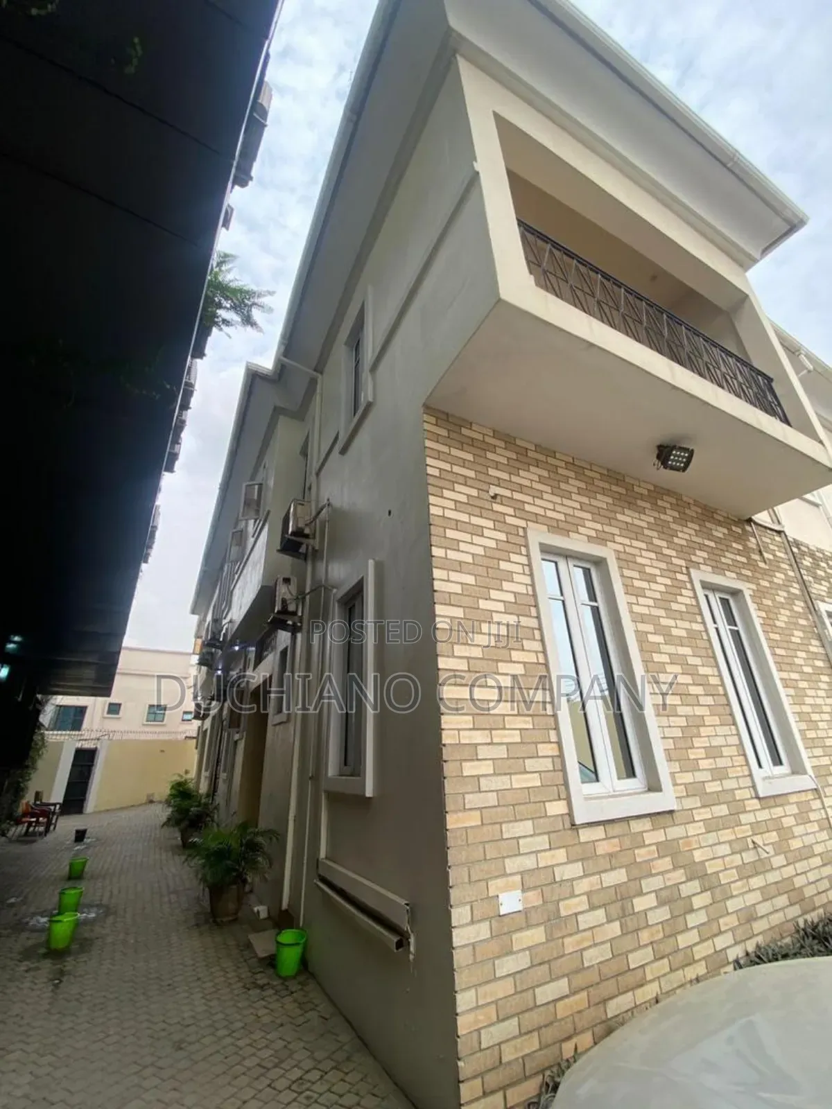 16bdrm Townhouse/Terrace in Adeola Odeku for sale in Adeola Odeku