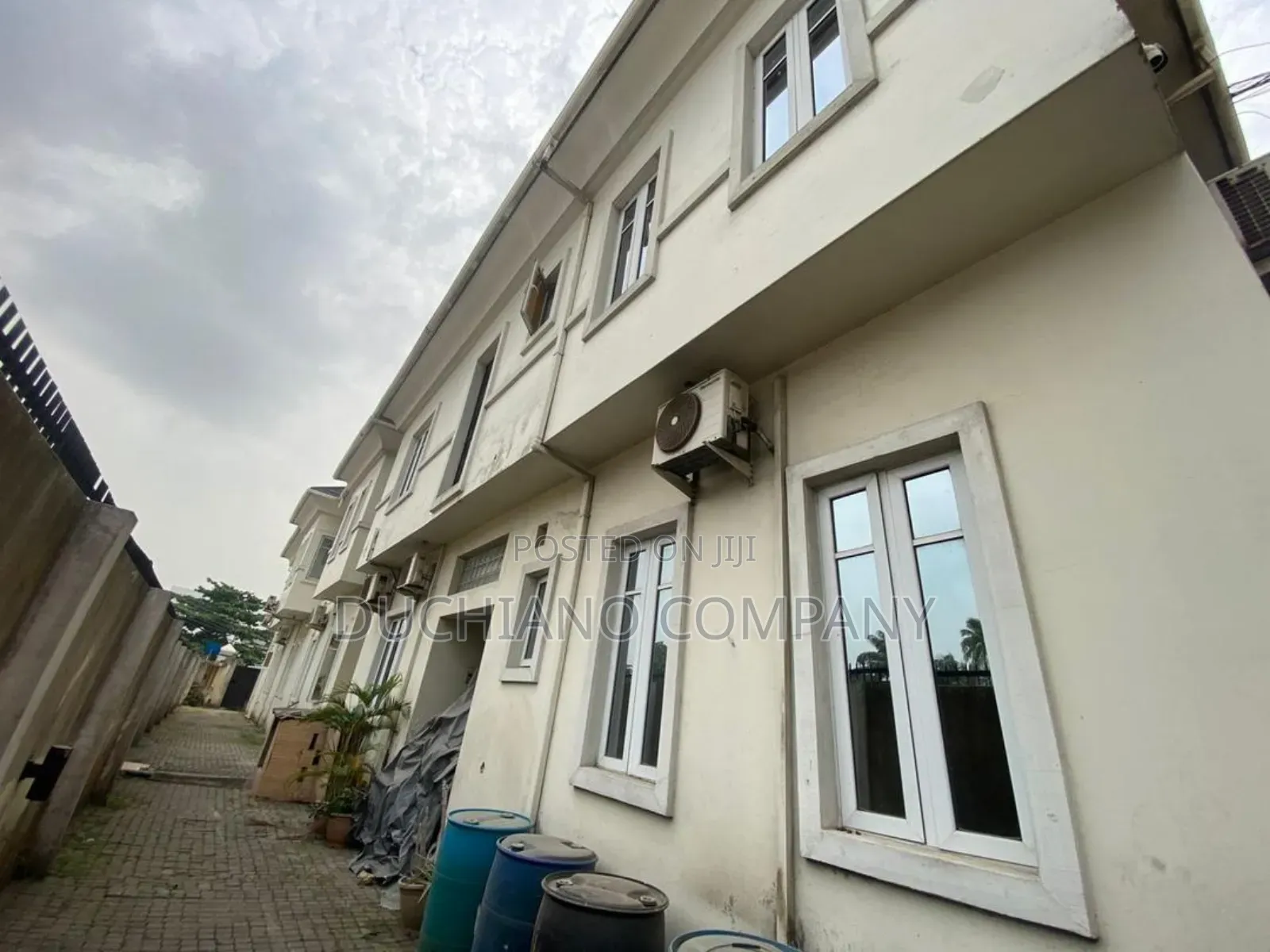 16bdrm Townhouse/Terrace in Adeola Odeku for sale in Adeola Odeku