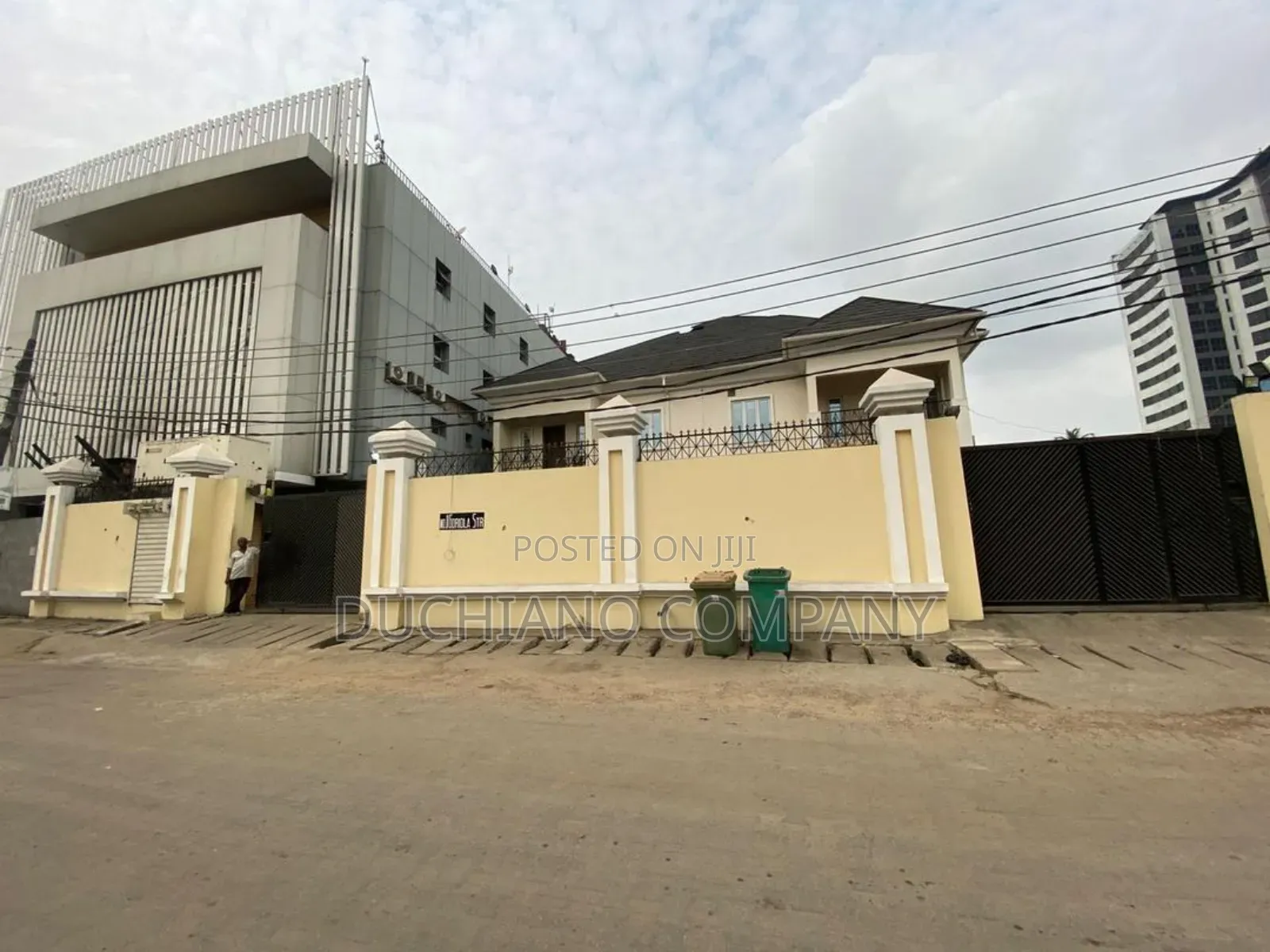 16bdrm Townhouse/Terrace in Adeola Odeku for sale in Adeola Odeku